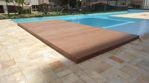 Deck em madeira para piscina