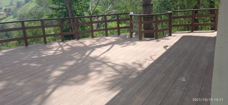 deck suspenso de madeira plástica
