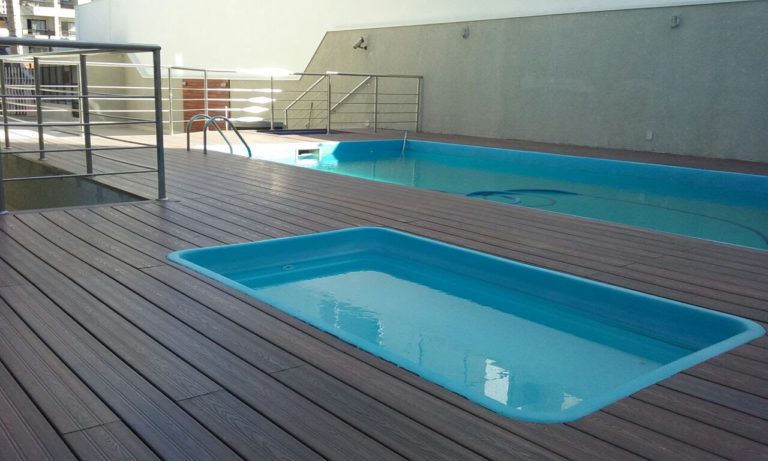 deck piscina madeira plástica